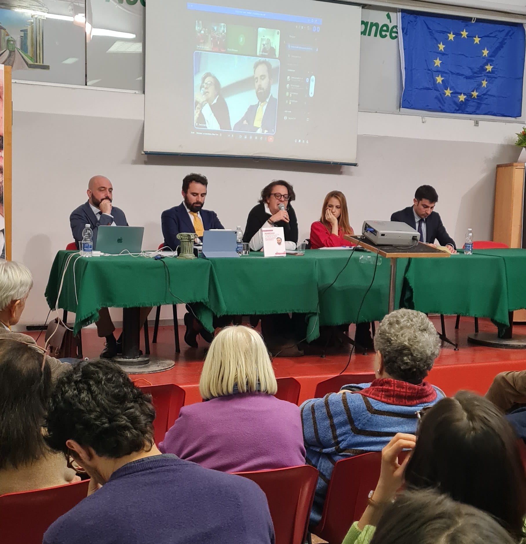 Il tavolo dei relatori con Sandro Brusco in collegamento da New York