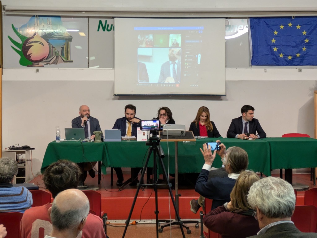 Il panel con il pubblico in sala e il treppiede