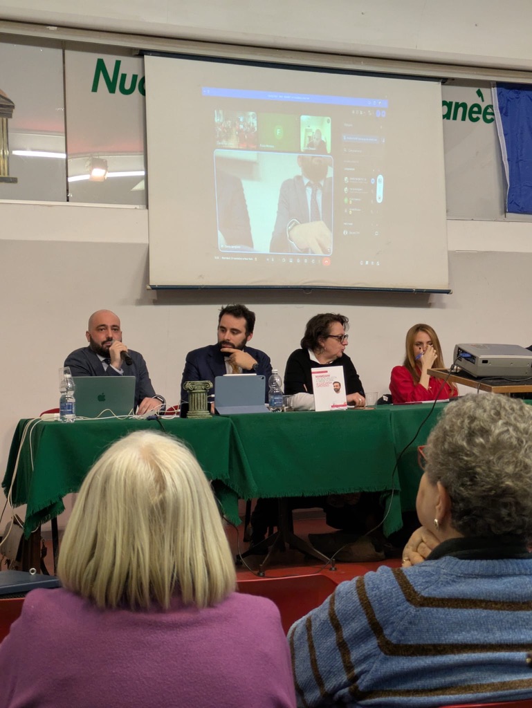 I relatori al tavolo durante il dibattito