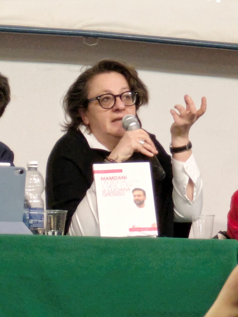 Luciana Grosso interviene con il libro Mamdani in mano