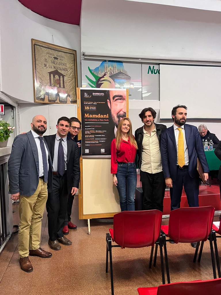 Foto di gruppo con il poster dell'evento